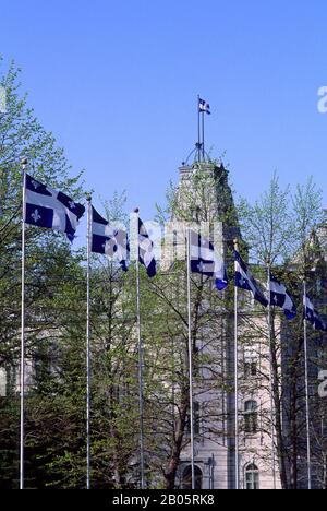 CANADA, QUEBEC, QUEBEC CITY, QUEBEC PROVINCIAL BANDIERE DI FRONTE AL PARLAMENTO Foto Stock