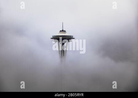WA17169-00...WASHINGTON - lo Space Needle su una nebbiosa mattinata vista dal Seattle's Kerry Park. Foto Stock