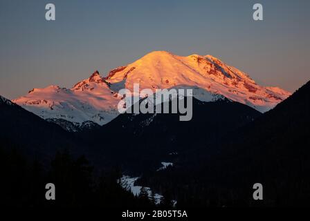 WA17179-00...WASHINGTON - Alba sul Monte Rainier da un'affluenza su Highwaay 410 nel Parco Nazionale del Monte Rainier. Foto Stock