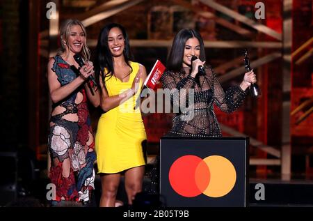 Ellie Goulding e Jorja Smith (a destra) sul palco presentando Mabel con il suo premio Female solo Artist al Brit Awards 2020 alla O2 Arena di Londra. Foto Stock