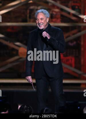 Sir Tom Jones in scena al Brit Awards 2020 alla O2 Arena di Londra. Foto Stock