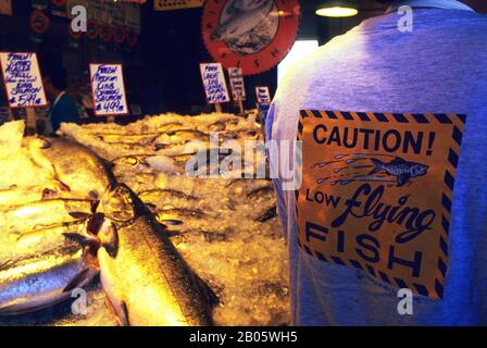 USA, WASHINGTON, SEATTLE, MERCATO DI PIKE PLACE, MERCATO DEL PESCE DI PIKE PLACE, SALMONE, PESCE VOLANTE BASSO Foto Stock