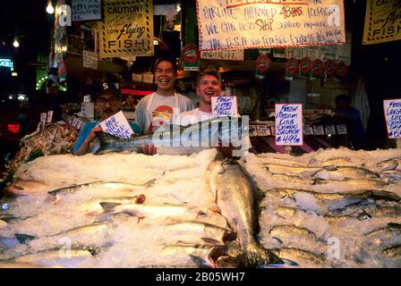 USA, WASHINGTON, SEATTLE, PIKE PLACE MARKET, PIKE PLACE MERCATO DEL PESCE, CHIERKS CON RE SALMONE Foto Stock