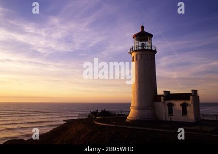 USA, WASHINGTON, LONG BEACH PENINSULA, FORT CANBY STATE PARK, NORTH HEAD LIGHTHOUSE DI SERA Foto Stock