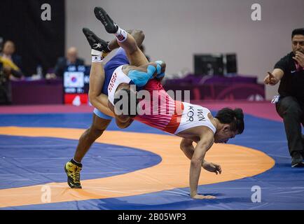 New Delhi, India. 18th Feb, 2020. Arjun Halakurki of India (L) vies with Won Donghyeok of South Korea durante la 55kg partita di bronzo di wrestling greco-romano maschile ai Campionati asiatici di Wrestling 2020 a Nuova Delhi, India, 18 febbraio 2020. Credit: Javed Dar/Xinhua/Alamy Live News Foto Stock