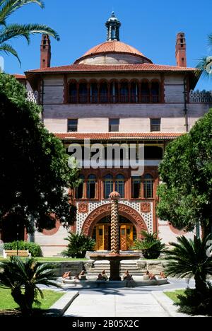 STATI UNITI, FLORIDA, ST. AUGUSTINE, FLAGLER COLLEGE, 1888, RINASCIMENTO SPAGNOLO, CORTILE Foto Stock