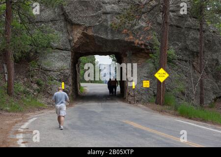 Keystone, SOUTH DAKOTA - 27 giugno 2014: I turisti camminano attraverso il tunnel Scovel Johnson sulla Iron Mountain Road con vista sul Monte Rushmore a Keystone Foto Stock