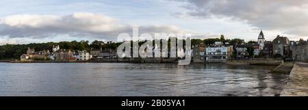 South Queensferry, Scozia - 16 settembre 2019: Vista pomeridiana delle splendide case sulle rive del South Queensferry, Regno Unito, 16 settembre 2019 Foto Stock
