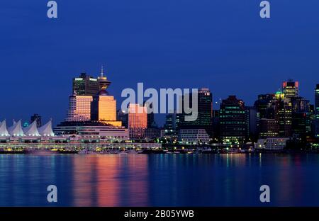 CANADA, BRITISH COLUMBIA, VANCOUVER, VISTA DEL CENTRO DI NOTTE, TERMINAL DELLE NAVI DA CROCIERA Foto Stock