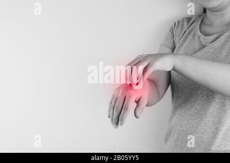 Nero e bianco primo piano donna graffiare la sua mano itchy con allergia eruzione a mano con macchia rossa. Assistenza sanitaria, problemi cutanei e concetto medico. Foto Stock