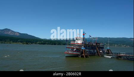 Un battello a vapore vecchio stile ormeggiato sul fiume Columbia Foto Stock