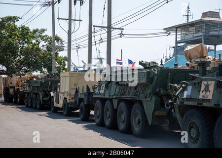 Soldati del 25th Fanteria Brigade Combat Team, 2nd Fanteria Division, preparare attrezzature militari e veicoli 17 febbraio 2020, a Chuk Samet, Thailandia. Oltre 700 veicoli, contenitori e pezzi di equipaggiamento sono stati scaricati da Maritime Sealift Command M/V Cape Hudson (T-AKR 5066) a sostegno dell'esercizio Cobra Gold 20 e movimenti in allineamento con il programma dell'esercito degli Stati Uniti Pacific, 'Pacific Pathways', per spiegare l'impegno dell'esercito nella regione del Pacifico. Foto Stock