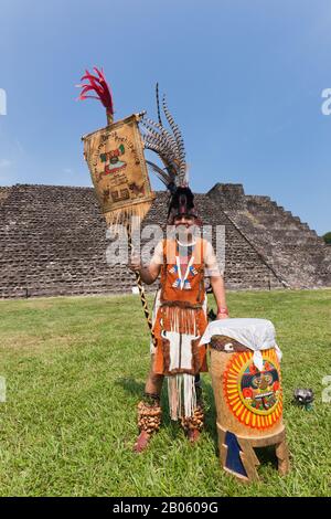 Uomo in costume tradizionale, a Cempoala, anche Zempoala, un importante sito archeologico mesoamericano, Veracruz, Messico, centrale Foto Stock