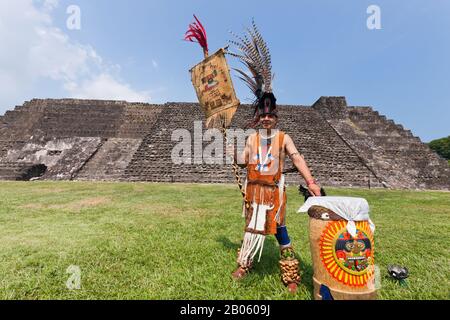 Uomo in costume tradizionale, a Cempoala, anche Zempoala, un importante sito archeologico mesoamericano, Veracruz, Messico, centrale Foto Stock