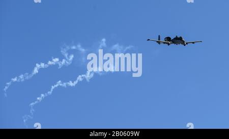 Gli aerei del team dimostrativo di Thunderbolt II DELL'aeronautica militare statunitense A-10C lanciano razzi contro la base aerea di Davis-Monthan, Arizona, 18 febbraio 2020. Il team demo DI A-10 è uno dei quattro team dimostrativi a nave singola in Air Combat Command. (STATI UNITI Foto dell'aeronautica di Airman 1st Classe Jacob T. Stephens) Foto Stock