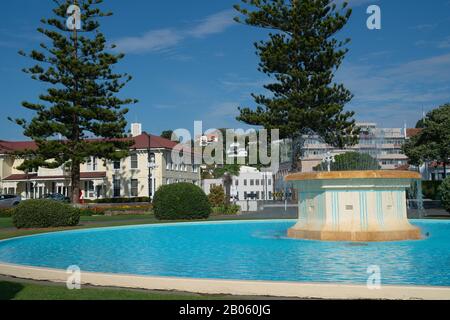 Fontana spruzzando acqua in Marine Parade Gardens Napier, Nuova Zelanda. Foto Stock