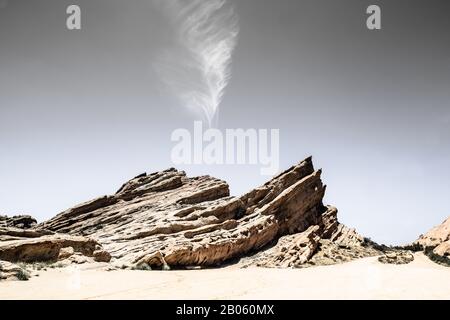 Dessert Power Linee lungo strada sterrata in mezzo a Nowhere Foto Stock