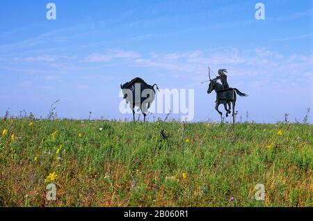 USA, KANSAS, COLLINE DI SELCE, VICINO A COUNCIL GROVE, SCULTURA IN METALLO SULLA COLLINA, CACCIA INDIANA BUFFALO Foto Stock