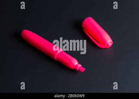 Evidenziatore Colorato In Giallo Verde Blu Rosa E Isolato Foto Stock