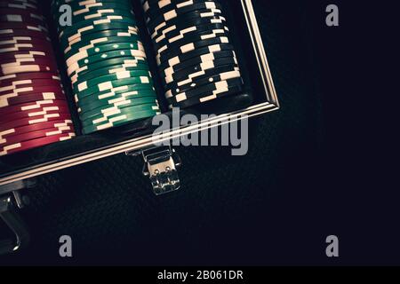 Stack di chip di poker in un caso Foto Stock