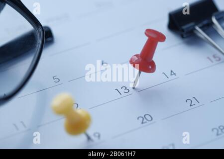 concetto di scadenza con pin sulla data del calendario Foto Stock
