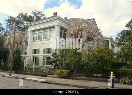 New Orleans, Louisiana, Stati Uniti - 4 febbraio 2020 - bella villa con alberi di magnolia rosa vicino al Garden District Foto Stock