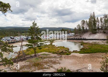 Parco NAZIONALE di Yellowstone, Stati Uniti - 10 luglio 2014: Diversi veicoli affollano l'area di parcheggio per Dragons Mouth Spring al Parco nazionale di Yellowstone, Wyoming Foto Stock