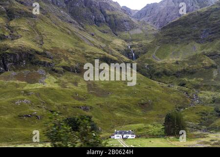 Glen Coe, Scozia - 17 settembre 2019: Home site alla base di una montagna con una bella cascata nelle Highlands scozzesi, Glen Coe UK Septembb Foto Stock