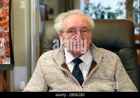 Rostock, Germania. 12th Feb, 2020. Hartwig Eschenburg, musicista della chiesa, siede in una poltrona nel suo appartamento. Il musicista della chiesa riceverà il Premio sociale Siemerling della Neubrandenburg Epiphany Foundation il 24 febbraio 2020. Il premio è dotato di 10.000 euro ed è considerato il più antico premio sociale del nord-est. Credito: Bernd Wüstneck/Dpa-Zentralbild/Dpa/Alamy Live News Foto Stock