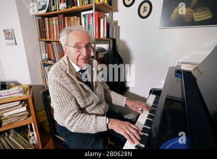 Rostock, Germania. 12th Feb, 2020. Hartwig Eschenburg, musicista della chiesa, siede ad un grande pianoforte nel suo appartamento. Il musicista della chiesa riceverà il Premio sociale Siemerling della Neubrandenburg Epiphany Foundation il 24 febbraio 2020. Il premio è dotato di 10.000 euro ed è considerato il più antico premio sociale del nord-est. Credito: Bernd Wüstneck/Dpa-Zentralbild/Dpa/Alamy Live News Foto Stock