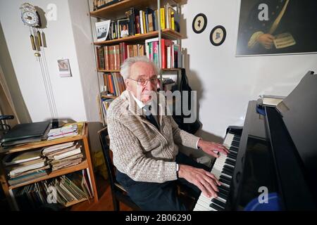 Rostock, Germania. 12th Feb, 2020. Hartwig Eschenburg, musicista della chiesa, suona sul suo grande pianoforte nel suo appartamento. Il musicista della chiesa riceverà il Premio sociale Siemerling della Neubrandenburg Epiphany Foundation il 24 febbraio 2020. Il premio è dotato di 10.000 euro ed è considerato il più antico premio sociale del nord-est. Credito: Bernd Wüstneck/Dpa-Zentralbild/Dpa/Alamy Live News Foto Stock