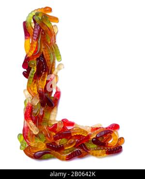 Lettera L dell'alfabeto inglese da una marmellata da masticare multicolore su sfondo bianco isolato. Modello di cibo fatto ffrom i dolci dei bambini serpente Foto Stock
