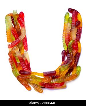 Lettera U dell'alfabeto inglese da una marmellata da masticare multicolore su sfondo bianco isolato. Modello di cibo fatto ffrom i dolci dei bambini serpente Foto Stock