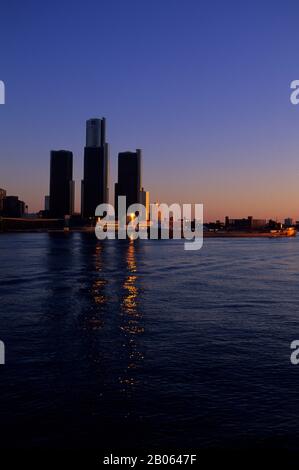 STATI UNITI, MICHIGAN, ST. CLAIR RIVER, VISTA DELLO SKYLINE DI DETROIT AL SUNRISE, RENAISSANCE CENTER Foto Stock
