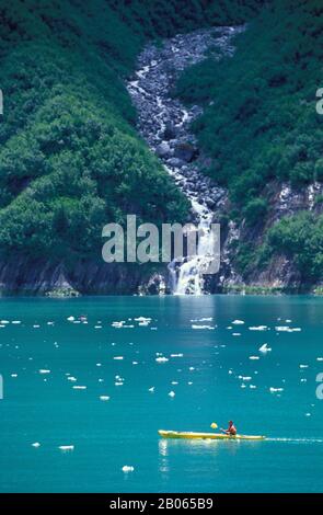 USA, ALASKA, VICINO JUNEAU, TRACY ARM, UOMO IN KAYAK Foto Stock