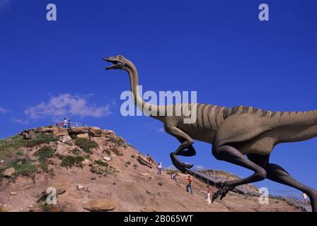 CANADA, ALBERTA, DRUMHELLER, ROYAL TYRRELL MUSEUM, STATUA DI DINOSAURO, STRUTHIOMIMUS Foto Stock