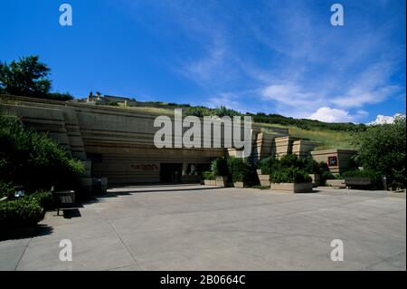 CANADA, ALBERTA, VICINO A FORT MACLEOD, CENTRO INTERPRETATIVO DI BUFFALO JUMP IN TESTA (UNESCO) Foto Stock