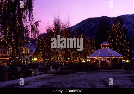 USA, WASHINGTON, LEAVENWORTH, INVERNO, GAZEBO, LUCI DI VACANZA, SERA Foto Stock