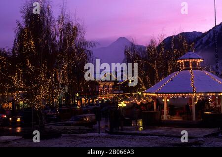 USA, WASHINGTON, LEAVENWORTH, INVERNO, GAZEBO, LUCI DI VACANZA, SERA Foto Stock