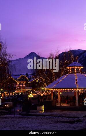 USA, WASHINGTON, LEAVENWORTH, INVERNO, GAZEBO, LUCI DI VACANZA, SERA Foto Stock