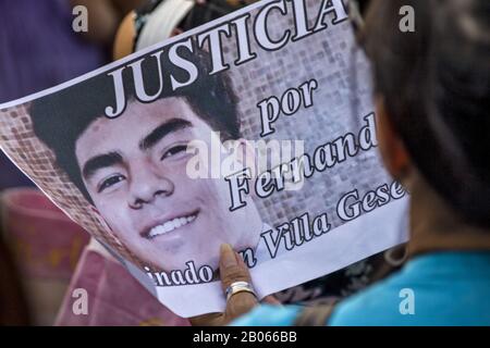 Buenos Aires, Capitale Federale, Argentina. 18th Feb, 2020. Marzo per chiedere giustizia per Fernando BÃ¡ez Sosa, un mese dopo la sua morte. Graciela, la madre di Fernando BÃ¡ez Sosa, assassinata a Villa Gesell per un calcio, convocò la marcia che si svolge, oggi, martedì 18 febbraio, di fronte al Congresso della Nazione argentina nella città di Buenos Aires, dopo un mese di delitto sconvolgente. Credit: Roberto Almeida Aveledo/Zuma Wire/Alamy Live News Foto Stock