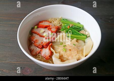 Deliziosa Meraviglia Di Maiale Arrosto E Zuppa Di Noodle Di Uova Con Verdure Foto Stock