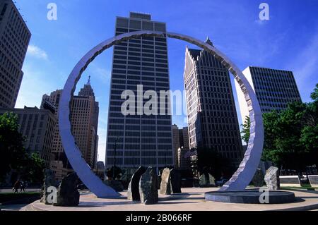 USA, MICHIGAN, DETROIT, RIVERFRONT, HART PLAZA, TRASCENDENTE, SCULTURA, CENTRO IN BACKGROUND Foto Stock