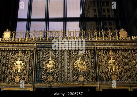 USA, MICHIGAN, DETROIT, FISHER BUILDING, INGRESSO, OPERE D'ARTE IN OTTONE Foto Stock