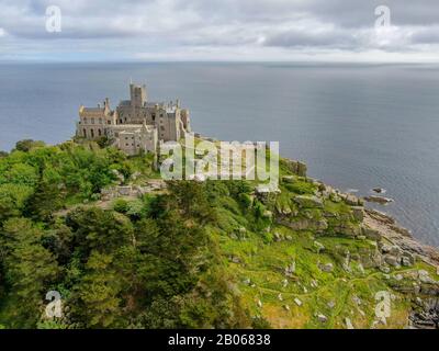 Il Monte di San Michele è una piccola isola di marea nella Baia di Mount, Cornovaglia, Inghilterra, Regno Unito. Castello e cappella sulla cima del monte. Settembre 22nd, 2020 Foto Stock