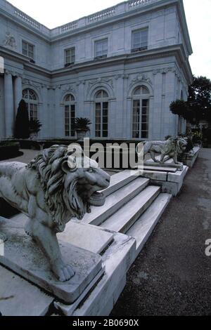 USA, RHODE ISLAND, NEWPORT, ROSECLIFF MANSION, FRONTE, STATUE DEI LEONI Foto Stock
