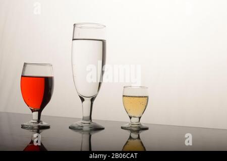 Tre colori, Rinfreschi, bicchiere di vino con acqua, birra, succo di mela, bicchiere di vino, vetreria Foto Stock