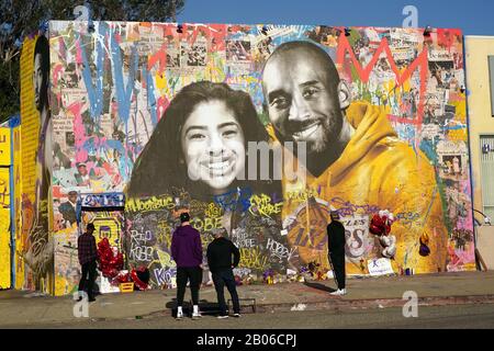 Generale vista generale del murale commemorativo di Kobe Bryant a SParadise la Brea al 1251 St. La Brea Ave., Domenica 16 Febbraio 2020, a Los Angeles. Il murale, creato dall'artista di strada Thierry Guetta aka MR. Brainwash, espone Bryant e sua figlia Gigi Bryant (Gianna Bryant), con l'ex giocatore di basket che indossa una felpa Lakers su uno sfondo colorato e le immagini dei giornali di Bryant durante i suoi anni NBA, sul davanti. C'è un'altra immagine di Bryant nella sua uniforme viola Lakers con una citazione del suo scritto accanto a lui sul lato dell'edificio. Questo murale rende omaggio anche all'altro se Foto Stock