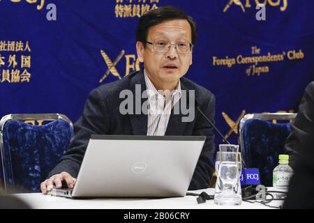 Tokyo, Giappone. 19th Feb, 2020. Hitoshi Oshitani Professore di Dipartimento di Virologia presso la Scuola di Medicina della Università di Tohoku parla durante una conferenza stampa presso il Club degli intervistati stranieri del Giappone. Il professor Oshitani risponde alle domande della stampa sulla nuova epidemia di coronavirus in Giappone, che ha già segnalato almeno 616 casi, tra cui 542 passeggeri della nave da crociera Diamond Princess ormeggiata al porto di Yokohama. Credit: Zuma Press, Inc./Alamy Live News Foto Stock