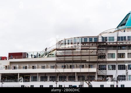 Amburgo, Germania - 4 agosto 2019: Crociera in riparazione presso il cantiere navale Elbe di Amburgo. Foto Stock